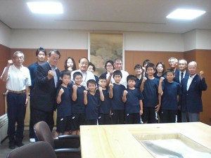 飯田市長表敬訪問小学生バレーボール